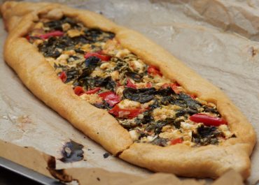 Oval flat breads with cheese, peppers, onion and spinach – Peynirli, Sebzeli Pide